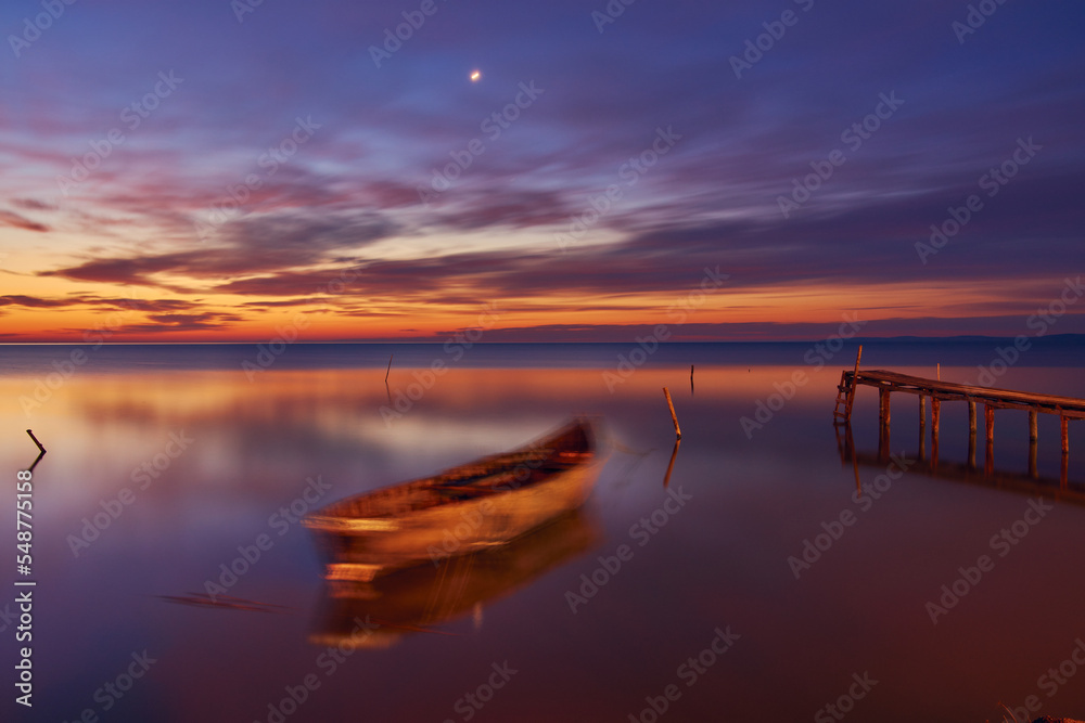 Obraz premium sunrise by boat in the morning 04