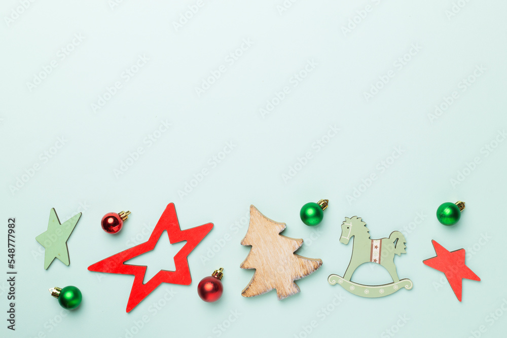 Naklejka premium Wooden Christmas toys on color background, top view