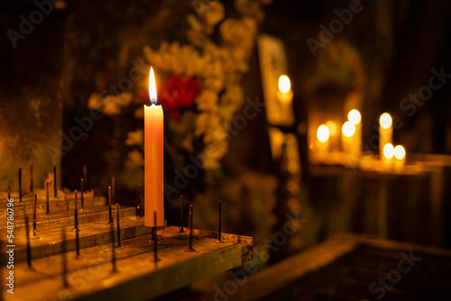 洞窟の中の蝋燭