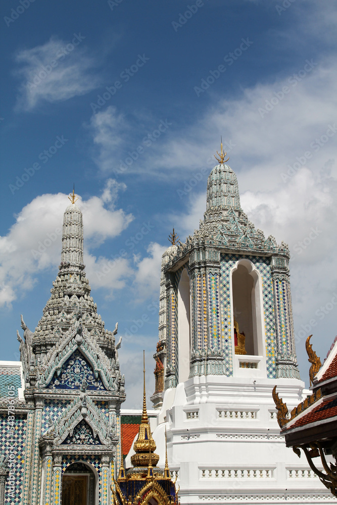 Obraz premium The famous prang of the temple in the Temple of the Emerald Buddha, Wat Phra Kaew, Bangkok, Thailand
