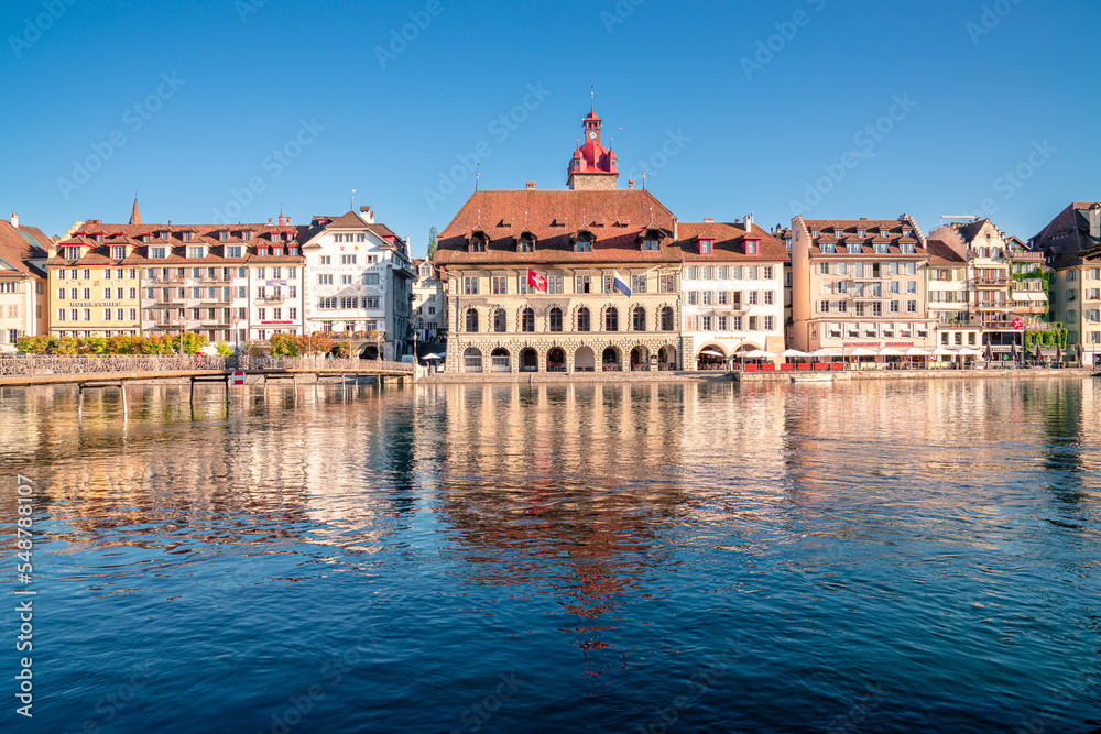 Luzern Rathaus mit dem Fluss Reuss im Vordergrund. Altstadt von Luzern bei schönem Wetter