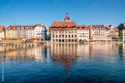Luzern Rathaus mit dem Fluss Reuss im Vordergrund. Altstadt von Luzern bei schönem Wetter