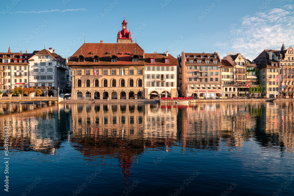 Luzern Rathaus mit dem Fluss Reuss im Vordergrund. Altstadt von Luzern bei schönem Wetter Luzern Rathaus mit dem Fluss Reuss im Vordergrund. Altstadt von Luzern bei schönem Wetter
