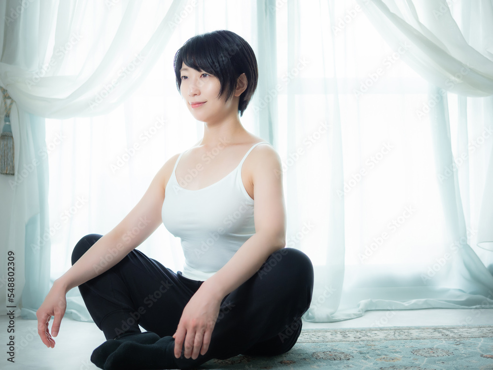 Fototapeta premium 朝日の下、ストレッチする女性