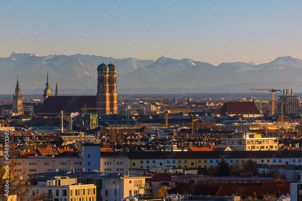 Fototapeta premium Frauenkirche against alpine panorama in Munich, Germany