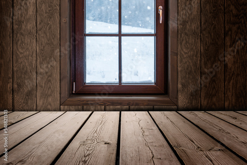 Geöffnetes Fenster mit Blick in Schneelandschaft