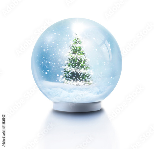 Schneekugel mit Schneeflocken und Weihnachtsbaum isoliert
