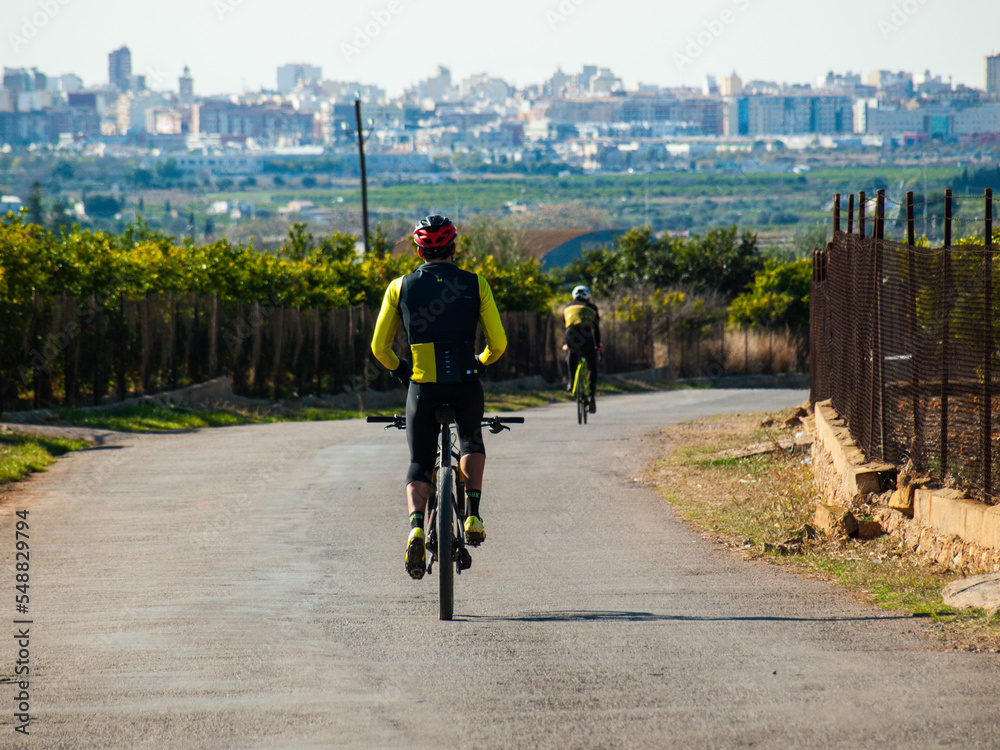 Obraz premium Hombre montando en bicicleta 