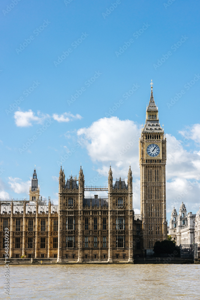 Obraz premium The famous Big Ben clock tower against a blue sky in London, England