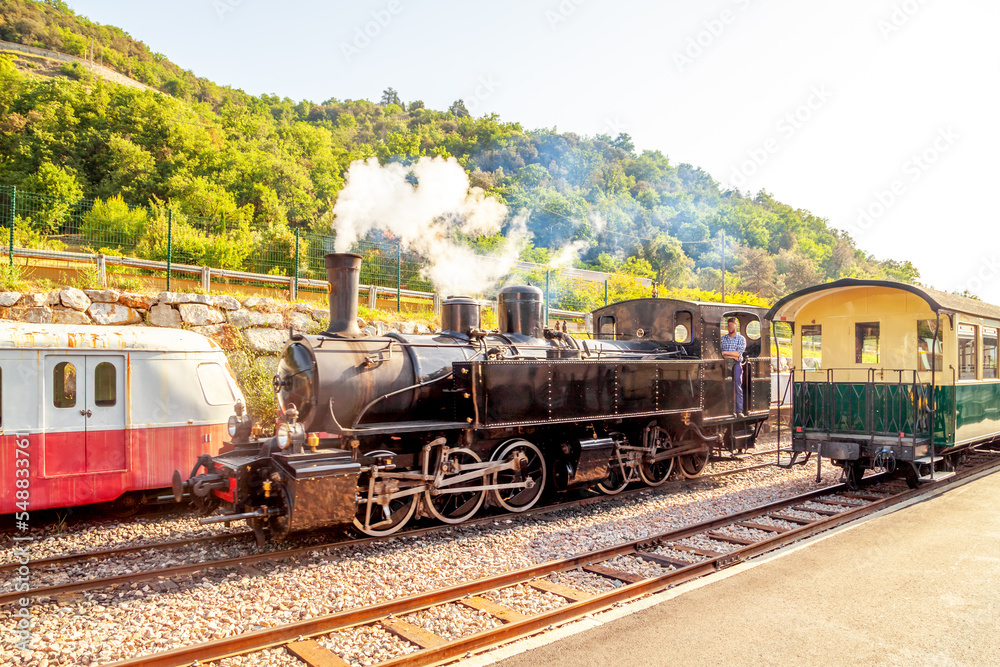 Fototapeta premium Train de l'Ardèche, Museumsbahn durchs Rhonetal, Frankreich 