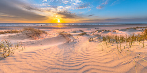 Keuken achterwand Strand zonsondergang Kleurrijke avondlucht boven duinen en zee  © creativenature.nl