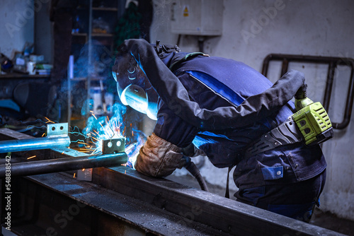 Welder erecting technical steel © Leszek Szelest