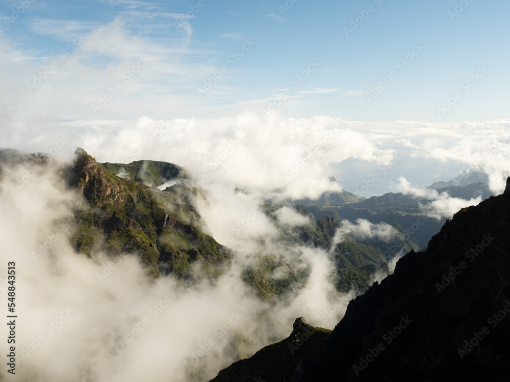 Berge und Wolken auf der Insel madeira