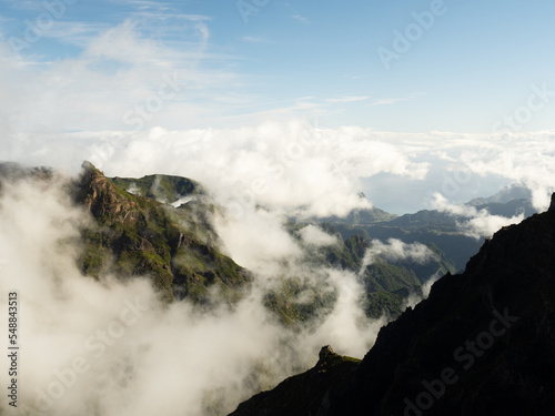 Berge und Wolken auf der Insel madeira