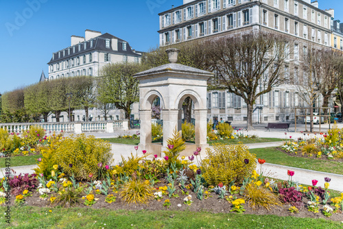 Photo La fontaine de Vigny à Pau sur le boulevard des Pyrénées, bordée de fleurs color