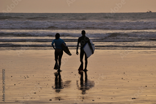 Surfers caminando al mar