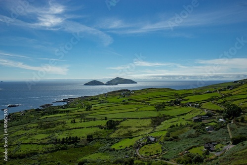 Fotografía Ring of Kerry in Ireland under a blue sky