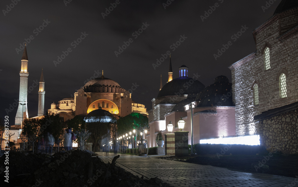 Naklejka premium the streets of Istanbul at night, the Sophia Mosque, a beautiful landscape.