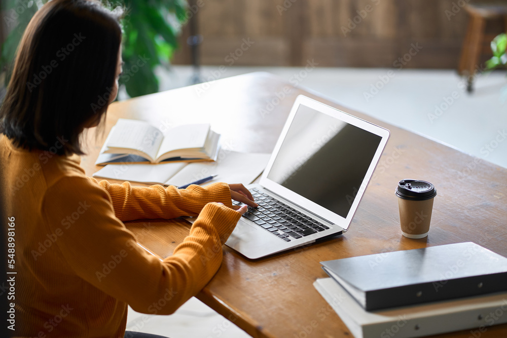 資格の勉強をするアジア人女性	