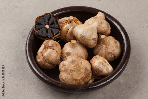 black garlic made from fermentation
 발효하여 만든 흑색의 마늘.