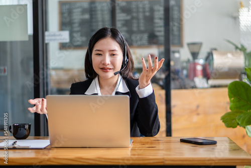 Photography Happy Asian businesswoman working in cafe and using laptop computer and thinking