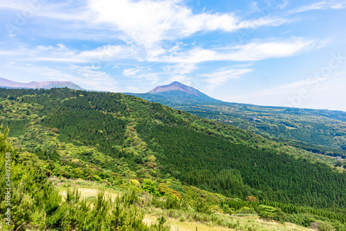 青々とした夏の鹿児島の山々