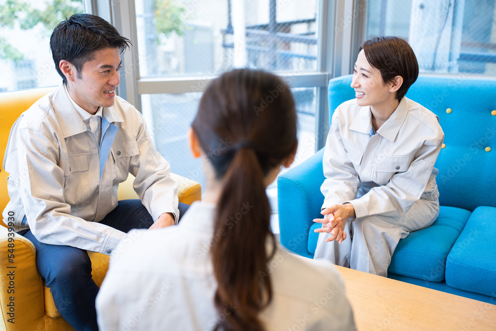 Obraz premium 話をする作業着を着た日本人女性