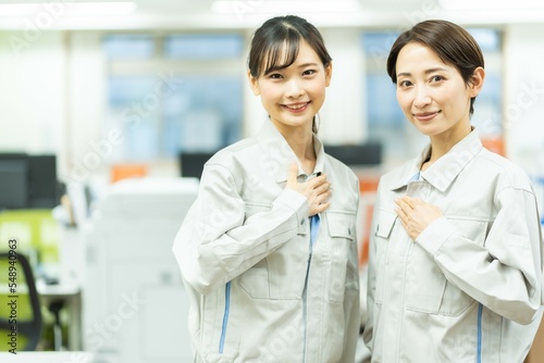胸に手を当てる日本人女性二人