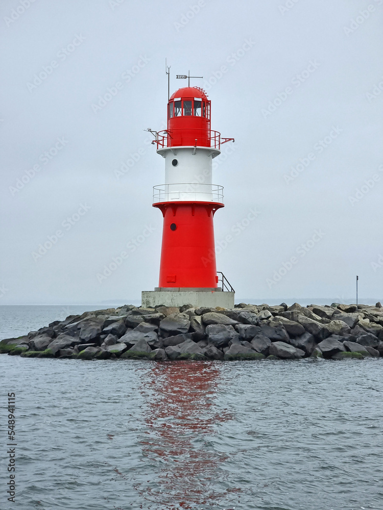 roter Leuchtturm auf der Mole in Hohe Düne roter Leuchtturm auf der Mole in Hohe Düne