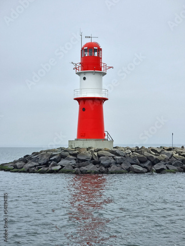 roter Leuchtturm auf der Mole in Hohe Düne © Ostseeflair