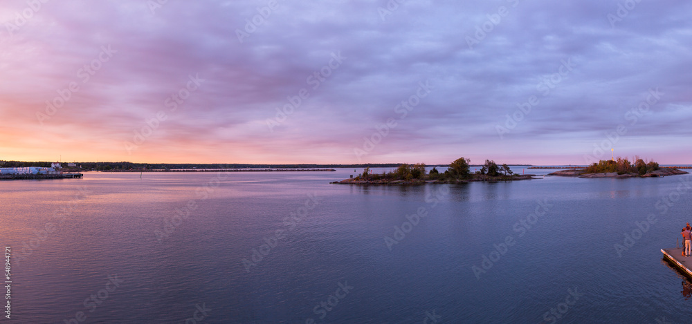 Küstenlandschaft in Schweden.
Panorama einer Küstenlandschaft in Oskarshamn. Ruhige offene See in der Dämmerung.