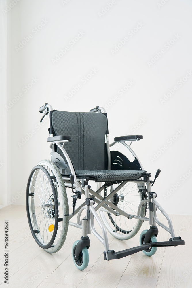 Fototapeta premium 室内にある無人の椅子