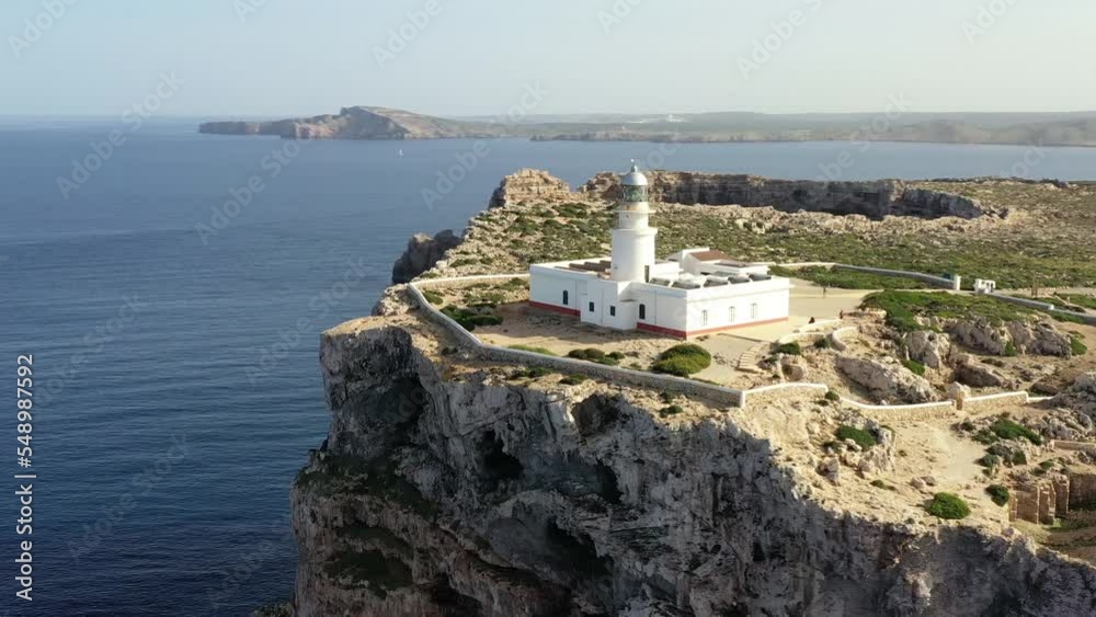 survol du phare de Cavalleria au nord de l'île de Minorque dans l'archipel des Baléares Espagne survol du phare de Cavalleria au nord de l'île de Minorque dans l'archipel des Baléares Espagne