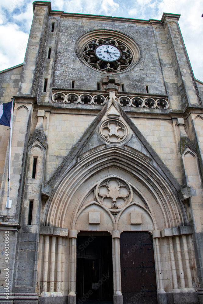 Saint-Vaast-la-Hougue. Façade de l'église Saint-Vaast Manche. Normandie