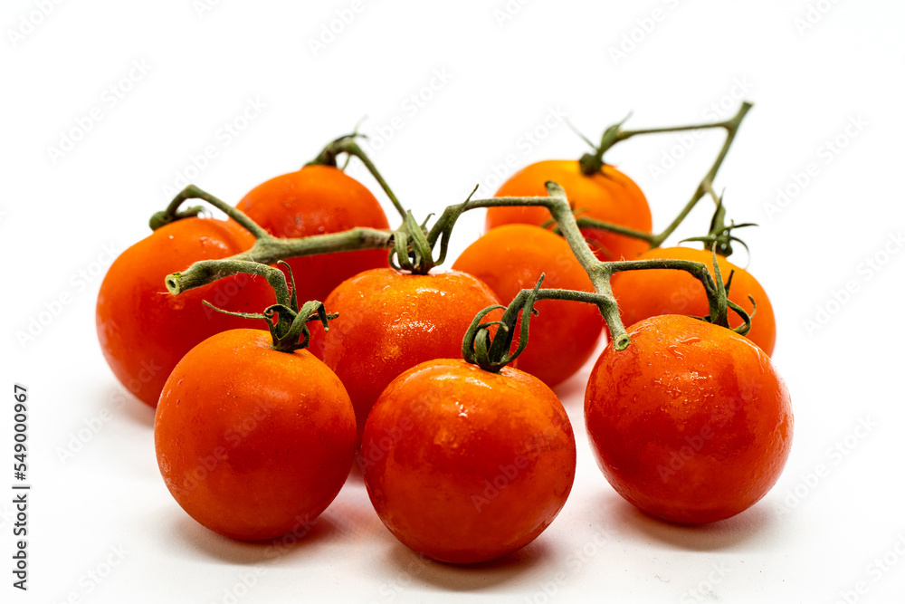 Tomates cherry aislados sobre fondo blanco. Tomates cherry aislados sobre fondo blanco.