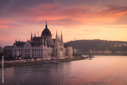 Evening view of Parliament, Chain Bridge and Buda Castle. Colorful sanset in Budapest, Hungary, Europe. (ID: 549008520)