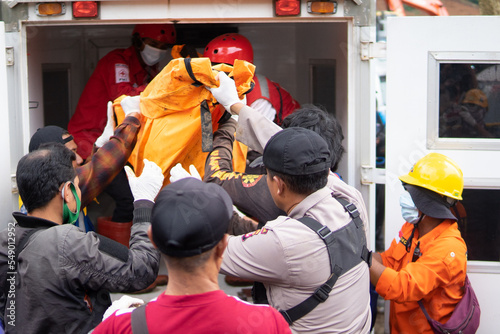 Foto Cianjur, Indonesia – 25 November, 2022 : The rescue team evacuated the bodies of