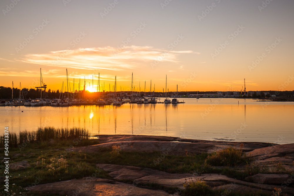 Hafen bei Sonnenuntergang. Bootshafen von Oskarshamn Schweden. Segelboote vor Sonnenuntergang.
Harbor at sunset. Boat harbor of Oskarshamn Sweden. Sailboats in front of sunset.