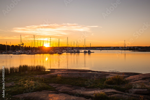 Hafen bei Sonnenuntergang. Bootshafen von Oskarshamn Schweden. Segelboote vor Sonnenuntergang. Harbor at sunset. Boat harbor of Oskarshamn Sweden. Sailboats in front of sunset.