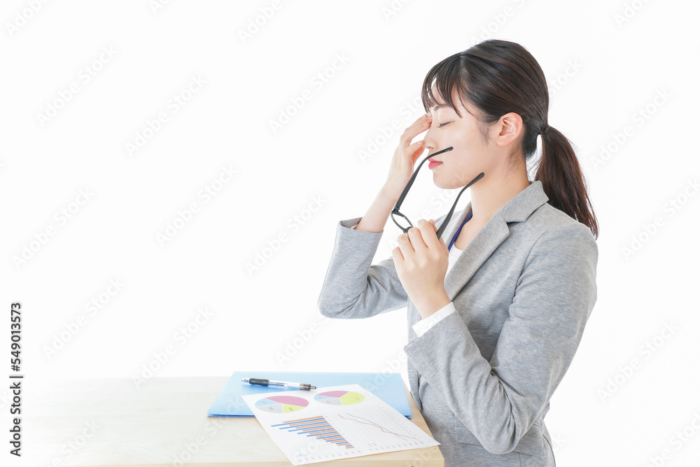 オフィスで働く若いビジネスウーマン