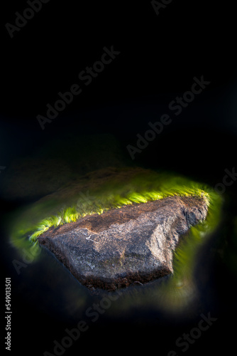Rocks in the water with abstract seaweed. Rocks with unreal green edge. Alien formation. Felsen im Wasser mit abstrakten Algen. Felsen mit unwirklichem grünem Rand. Fremd wirkende Formation. 