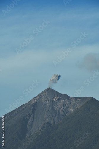 Volcan de Fuego en Guatemala, paisaje Guatemalteco. Espacio para texto en la parte superior.