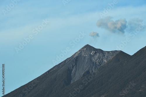 Volcan de Fuego en Guatemala, paisaje Guatemalteco. Espacio para texto al lado izquierdo.