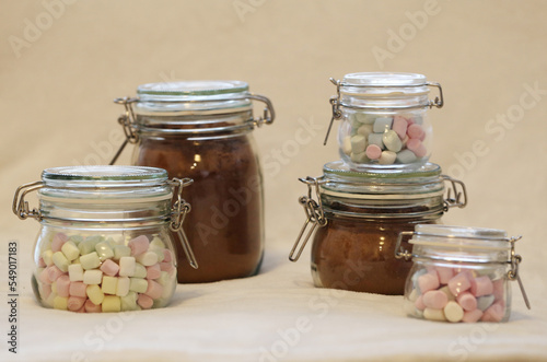 Edible homemade Christmas gift - glass jars filled with spiced cacao powder and mini marshmallows for hot chocolate. Perfect present for fall or winter season. Delicious, joyful and cute diy gift!