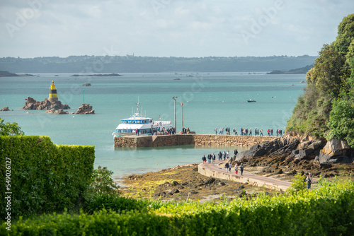 Arrivée de visiteurs sur le port de Brehat en Bretagne photo