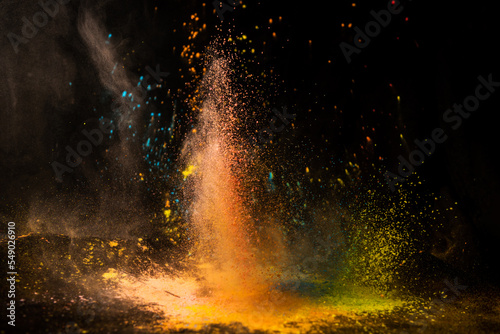 Freeze motion of colored dust explosion