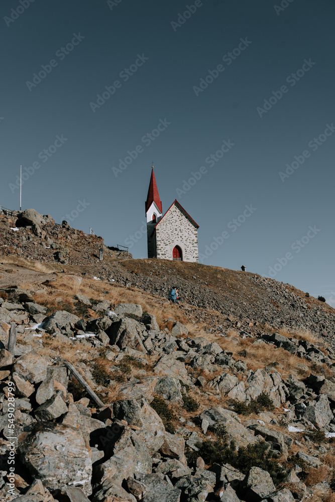 Das Schutzhaus Latzfonserkreuz und die kleine Kapelle in Südtirol. Kleine Kapelle in den Bergen. Sarntaler Alpen 9
