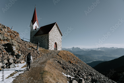 Das Schutzhaus Latzfonserkreuz und die kleine Kapelle in Südtirol. Kleine Kapelle in den Bergen. Sarntaler Alpen 7 © Marlon