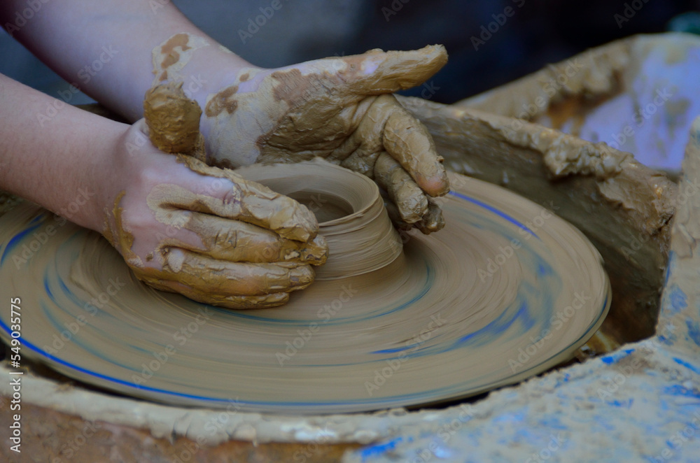 Niño alfarero haciendo vasija de cerámica, manualidades de barro con las manos, artesanía