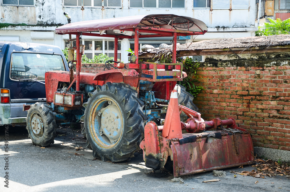 Obraz premium Construction vehicle parked on the roadside.